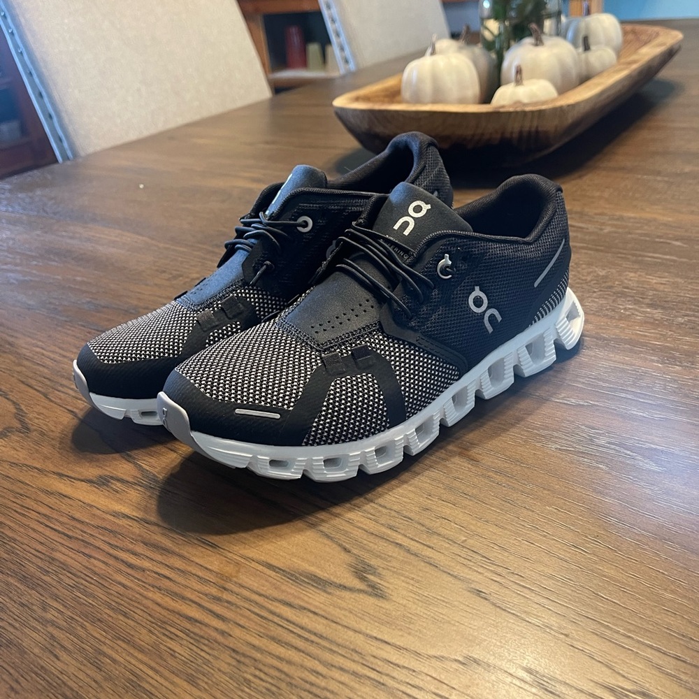 Womens Oncloud shoes. New with no tags